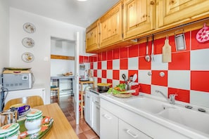 Standard Apartment, Multiple Bedrooms (Gran Roc 23) | Private kitchen | Fridge, microwave, stovetop, cookware/dishes/utensils - Gran Roc 23 (Sestriere)