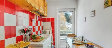 Standard-huoneisto, useita makuuhuoneita (Gran Roc 23) | Yksityinen keittiö | Jääkaappi, mikroaaltouuni, liesi, keittoastiat/astiat/ruokailuvälineet