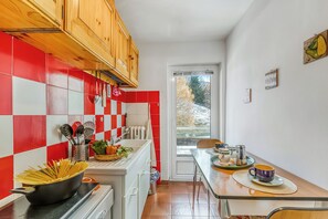 Standard Apartment, Multiple Bedrooms (Gran Roc 23) | Private kitchen | Fridge, microwave, stovetop, cookware/dishes/utensils - Gran Roc 23 (Sestriere)