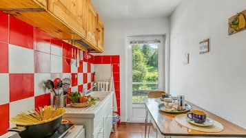 Fridge, microwave, stovetop, cookware/dishes/utensils