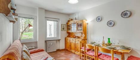 Standard Apartment, Multiple Bedrooms (Gran Roc 23) | Living room | 21-inch Smart TV with cable channels