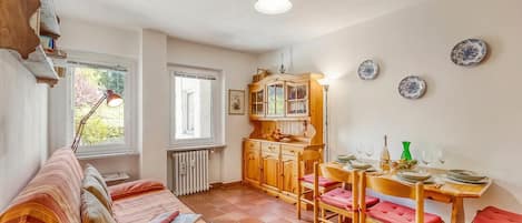 Standard Apartment, Multiple Bedrooms (Gran Roc 23) | Living room | 21-inch Smart TV with cable channels