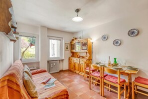 Standard Apartment, Multiple Bedrooms (Gran Roc 23) | Living room | 21-inch Smart TV with cable channels - Gran Roc 23 (Sestriere)