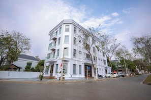 Vista frontal de la propiedad