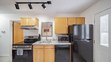 Mikrovågsugn, ugn, spishäll och diskmaskin