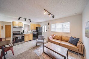 Living area - Idaho Comfy Suite. Walk to Mall, Parks & Hospitals (Idaho Falls)
