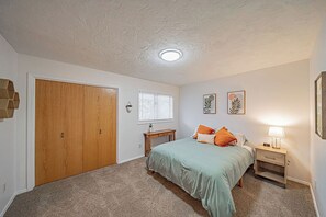 Tabla de planchar con plancha, wifi y ropa de cama
