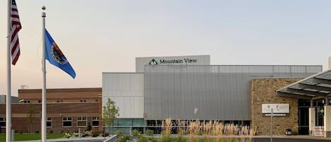 A building with a sign reading "Mountain View" and a "Main Entrance" sign.