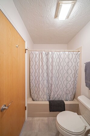 Bathroom - Idaho Comfy Suite. Walk to Mall, Parks & Hospitals (Idaho Falls)