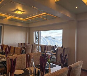 Family dining - Rare Himalayas Mapham (Darjeeling)