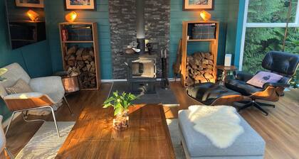 Treehouse on Bowen - Sunsets + Patios near Beaches and Trails
