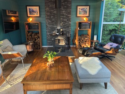 Treehouse on Bowen - Sunsets + Patios near Beaches and Trails
