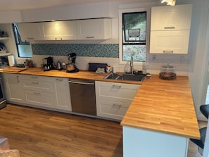 Fridge, oven, stovetop, dishwasher