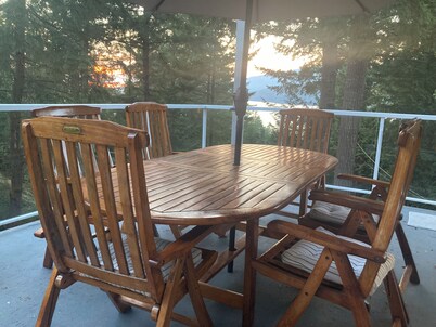 Bowen Island treehouse close to beaches and trails