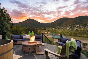 Terrace/patio - Lakefront Luxury Retreat! Amazing Views+Amenities! Enjoy 'The Palmer Lake House' (Palmer Lake)