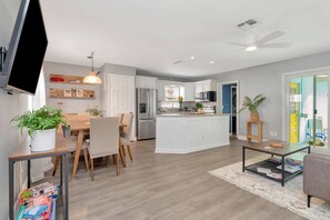 Interior - The Burg Bungalow - Pool Side - St. Pete (St Petersburg)