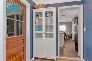Interior - The Burg Bungalow - Pool Side - St. Pete (St Petersburg)