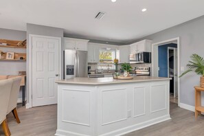 Fridge, microwave, oven, stovetop - The Burg Bungalow - Pool Side - St. Pete (St Petersburg)