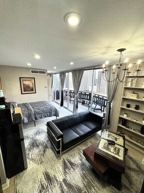 Tabla de planchar con plancha, wifi y ropa de cama 