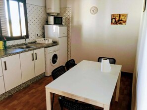 Apartment | Private kitchen | Fridge, microwave, oven, stovetop - Chalet Familiar con Barbacoa y Terraza Soleada a Minutos del Mar (Vejer de la Frontera)