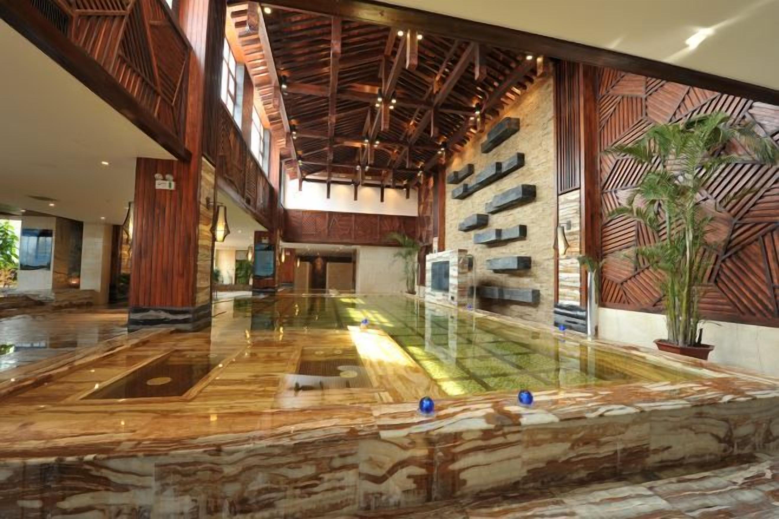 Kolam renang tertutup