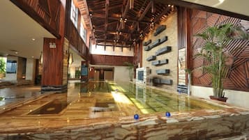 Kolam renang tertutup