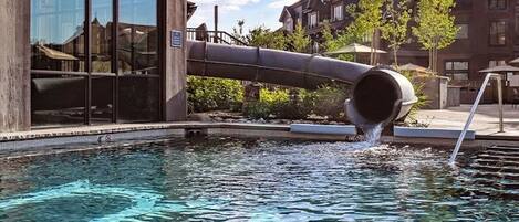 Alberca techada y alberca al aire libre