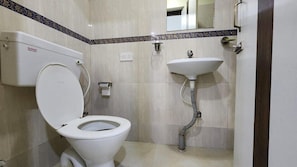 Shower, towels, soap - Eennra North Guest House (Kolkata)