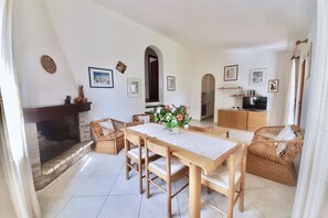 TV, fireplace - Villa Brezza 6 beds in Costa Rei just 300 mt from the sea (Muravera)