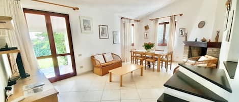 Una televisión, una chimenea