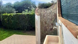 Ein Badezimmer mit Steinwand, Waschbecken und Fliesenboden.