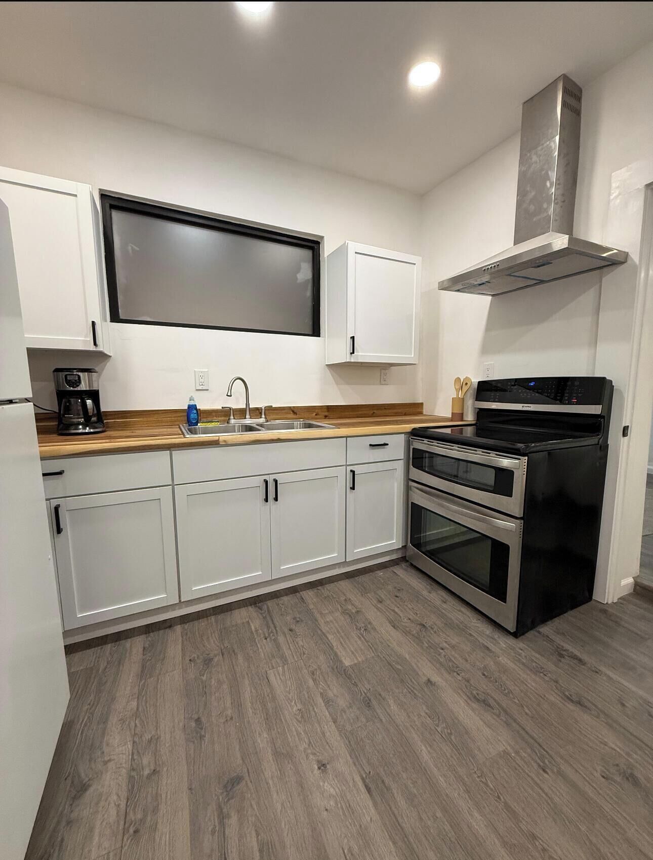 冷蔵庫、電子レンジ、オーブン、コンロ