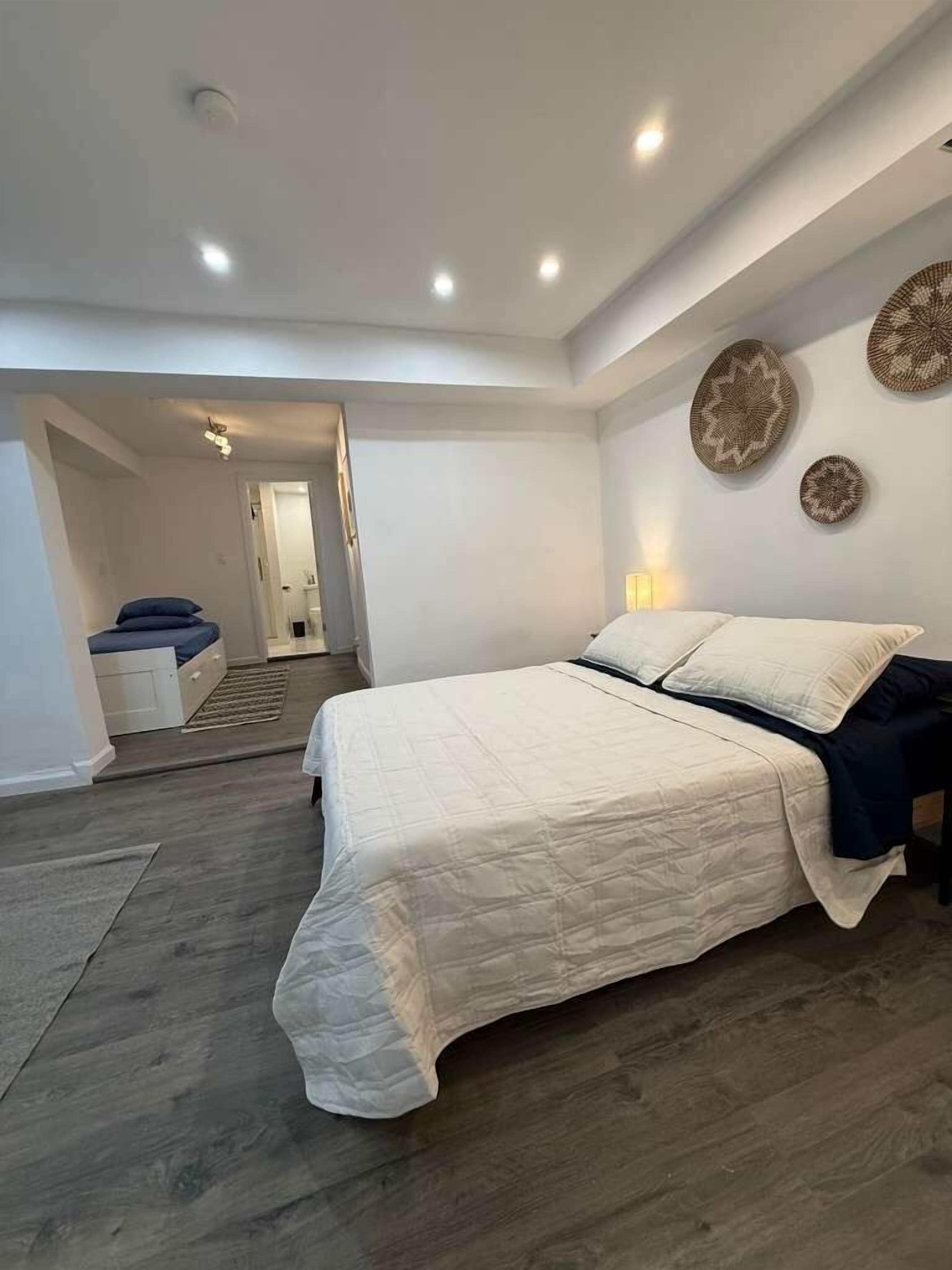 Escritorio, tabla de planchar con plancha y wifi gratis 