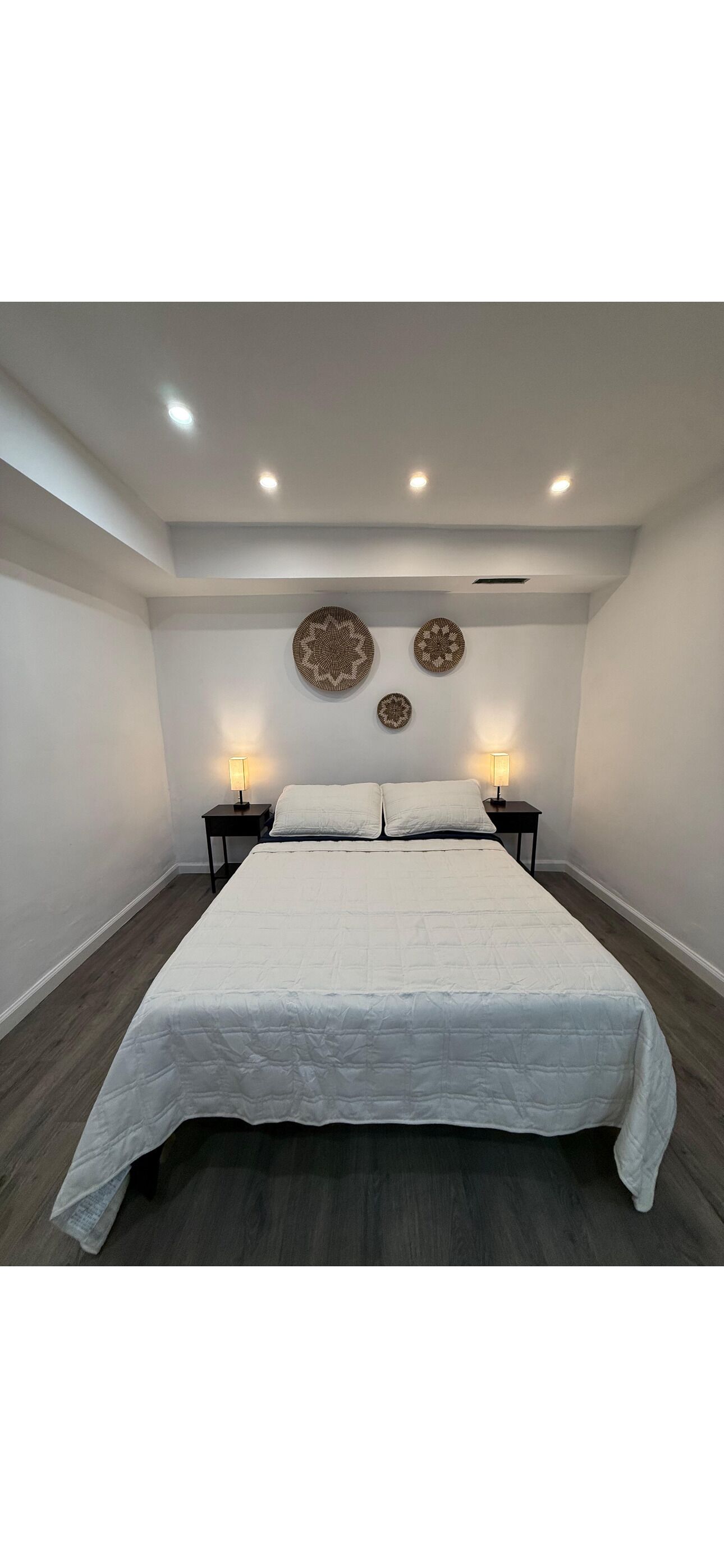 Escritorio, tabla de planchar con plancha y wifi gratis 