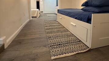 Escritorio, tabla de planchar con plancha y wifi gratis