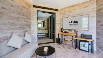 Habitación familiar, vistas a la montaña | Sala de estar | Una televisión