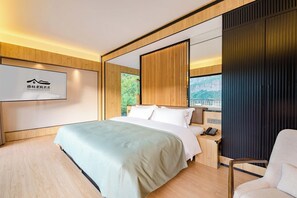 Habitación panorámica doble, vistas a la montaña | Zona de estar | Una televisión