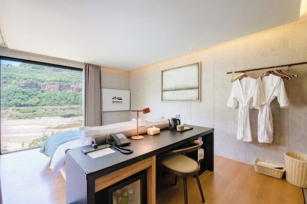 Comfort Double Room, Mountain View | Living area | TV