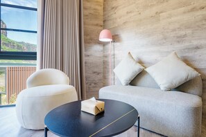 Familienzimmer, Bergblick | Wohnzimmer | Fernseher