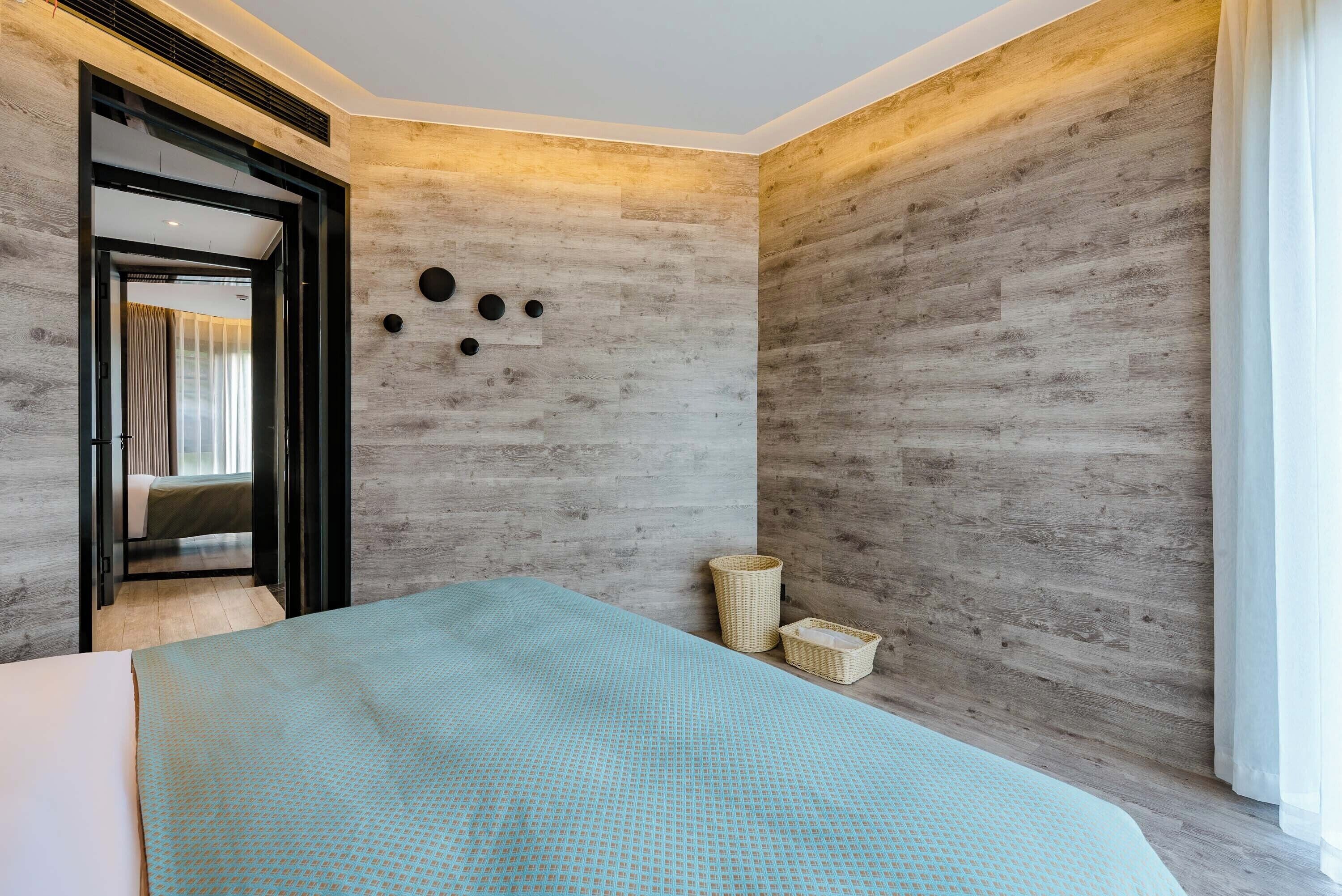 Quarto família, vista para a montanha | Área de estar | TV