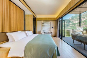 Phòng đôi có tầm nhìn toàn cảnh, quang cảnh núi | Minibar, khu vực làm việc phù hợp cho laptop, màn/rèm cản sáng 