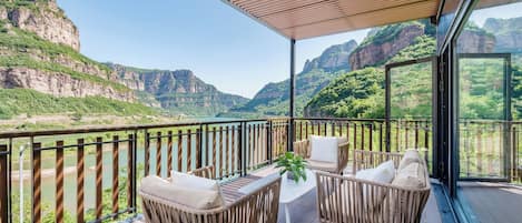 Chambre panoramique double, vue sur la montagne | Balcon