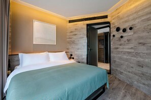 Familiekamer, uitzicht op bergen | Woonruimte | Televisie