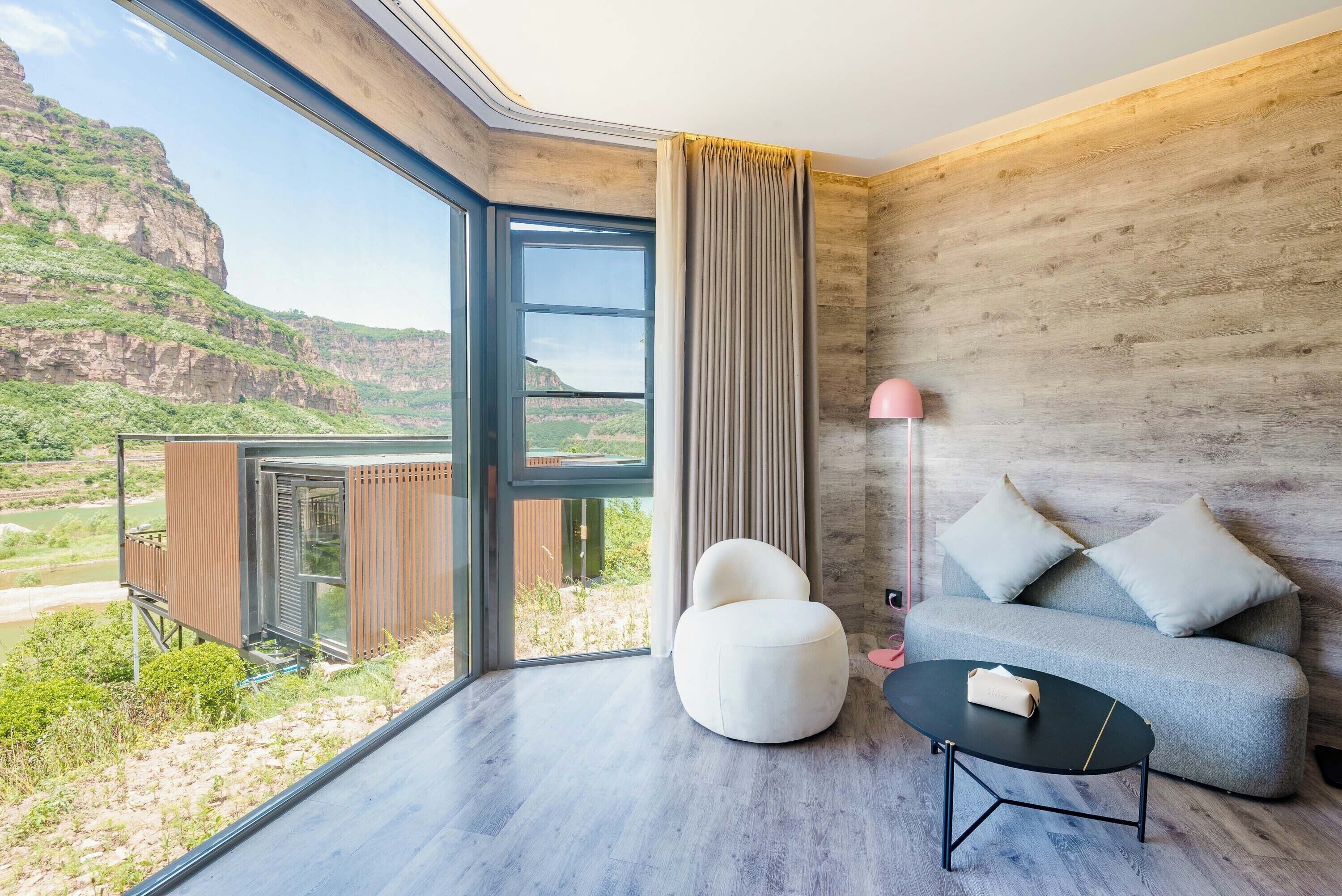 Minibar, espace de travail pour ordinateur portable, rideaux occultants