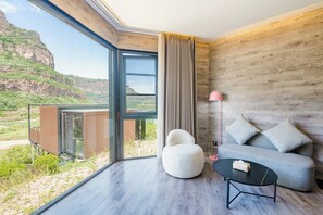 Phòng dành cho gia đình, quang cảnh núi | Minibar, khu vực làm việc phù hợp cho laptop, màn/rèm cản sáng 