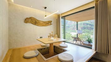 Kahden hengen comfort-huone, vuoristonäköala | Minibaari, kannettavalle tietokoneelle sopiva työtila, pimennysverhot