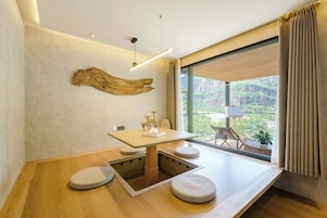 Habitación Confort doble, vistas a la montaña | Minibar, espacio para trabajar con un portátil, cortinas opacas