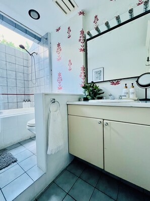 Een haardroger, handdoeken, zeep, toiletpapier