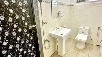 Appartement, 3 chambres, balcon | Salle de bain