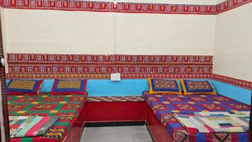Family Room | Desk, laptop workspace, free WiFi, bed sheets